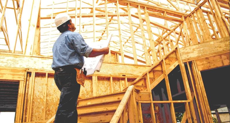 konštrukcia dreveného domu a robotník