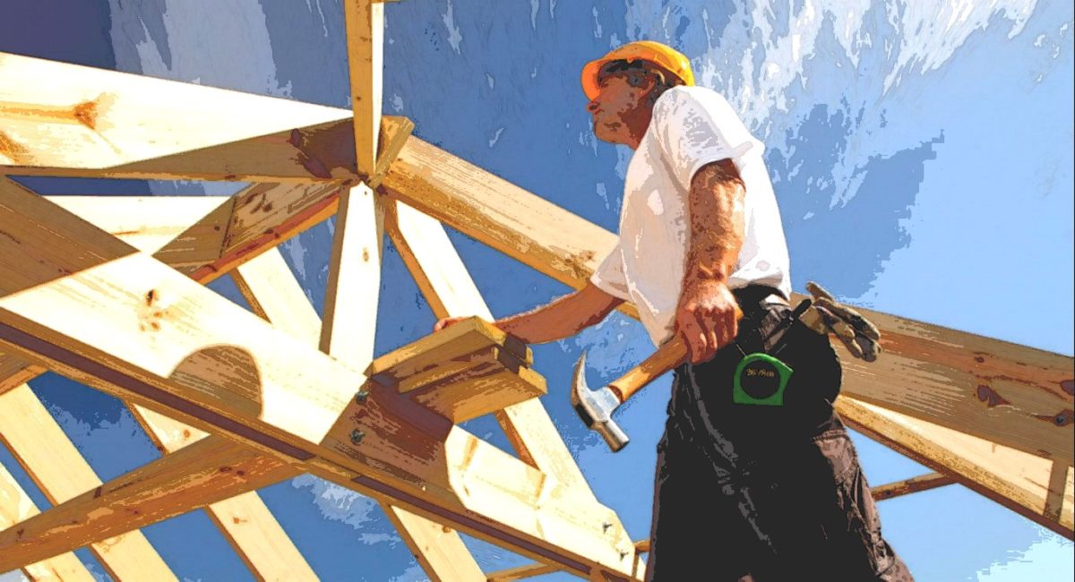 drevený krov a pracovník na streche