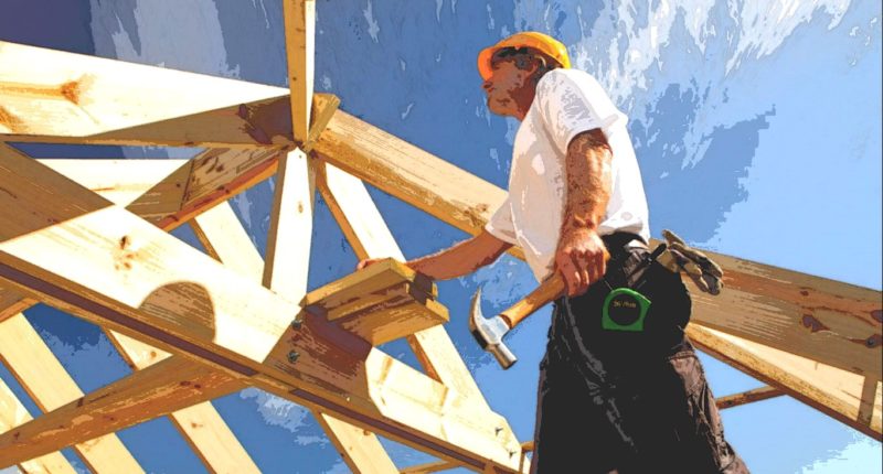 drevený krov a pracovník na streche